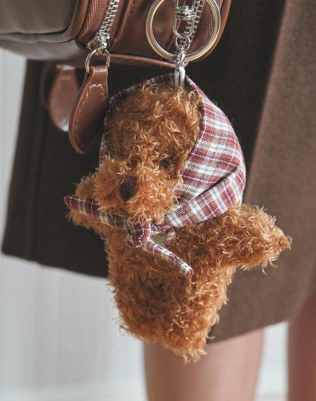 논로컬 Checked Hair Kerchief Bear keyring - Brown 착용컷