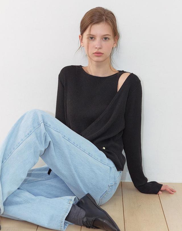논로컬 Cut Out Diagonal Wrap Knit - Black 착용컷
