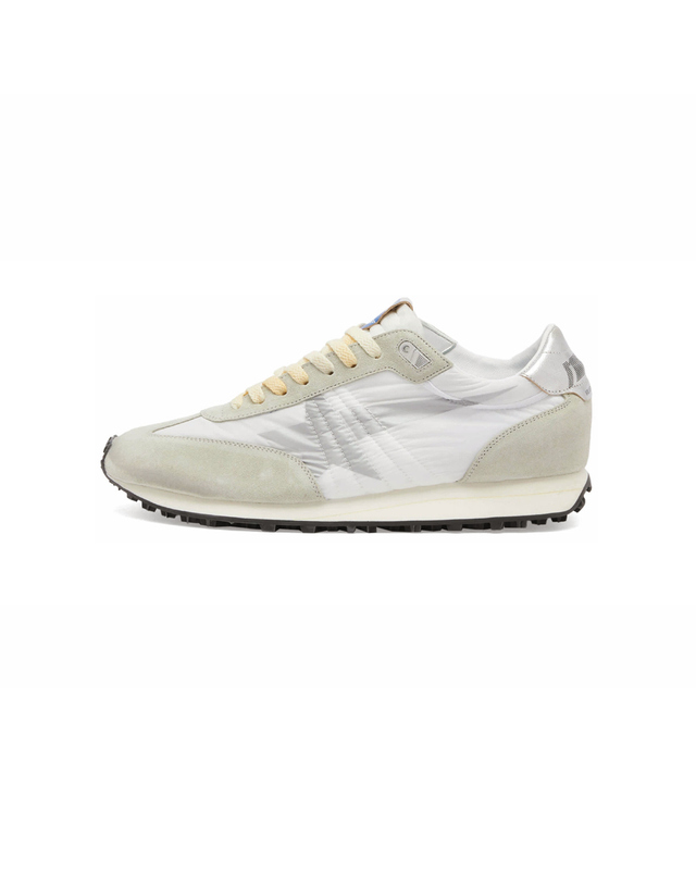 골든구스 25FW 러닝 마라톤 M77 스니커즈 화이트/그레이 GMF00683 F005457 60466 착용컷
