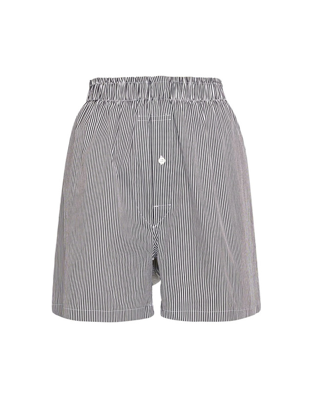 메종 마르지엘라 25FW 시그니처 백 스티치 로고 스트라이프 숏 팬츠 블랙그레이 S50MU0071 STZ130 961 착용컷