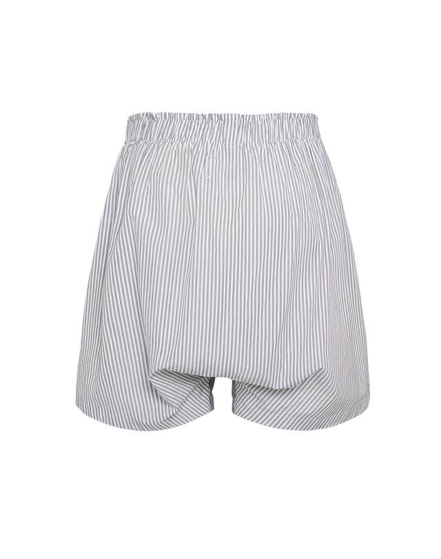메종 마르지엘라 25FW 시그니처 백 스티치 로고 스트라이프 숏 팬츠 블랙그레이 S50MU0071 STZ130 961 착용컷