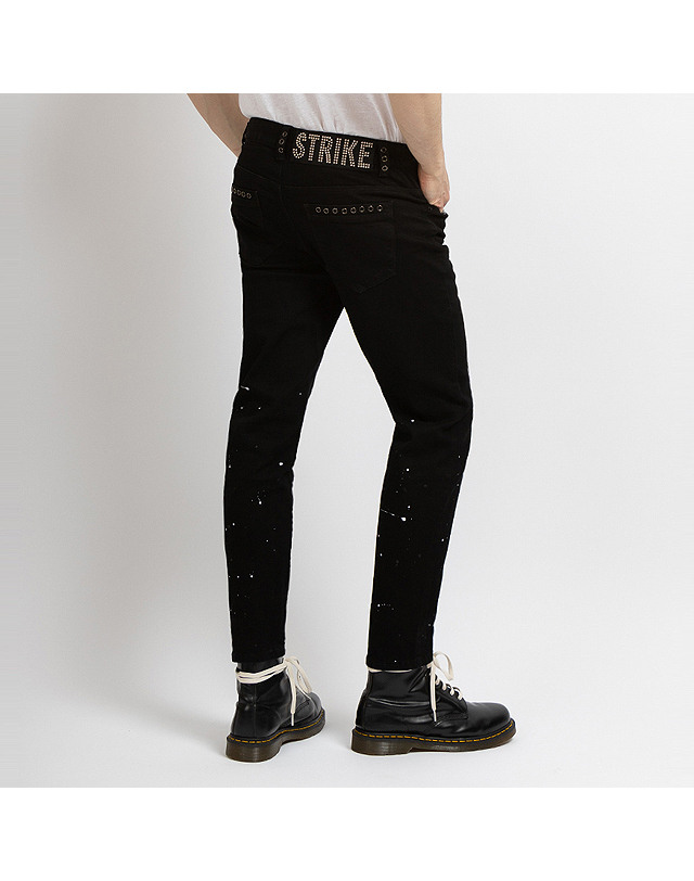 스트라이크 [STRIKE] 슬림 스트레치 화이트 & 블랙 페인트 워시 아일릿 진 (BLACK) 착용컷