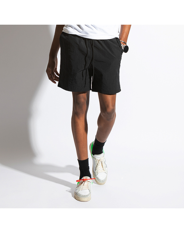스트라이크 나일론 릴랙스 쇼츠 Nylon Relax Shorts (BLACK) 착용컷