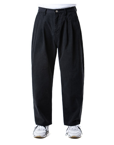 스트라이크 플리티드 스티프 피니시 치노 팬츠 Pleated Stiff-Finish Chinos (BLACK)