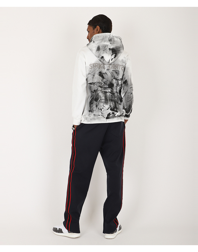 스트라이크 Studded Logo Painting White Hoodie 착용컷