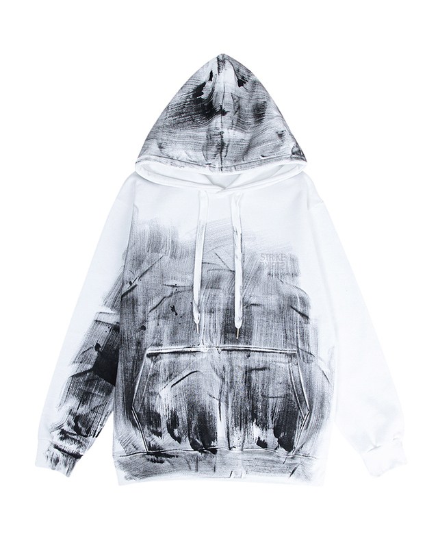 스트라이크 Studded Logo Painting White Hoodie 착용컷