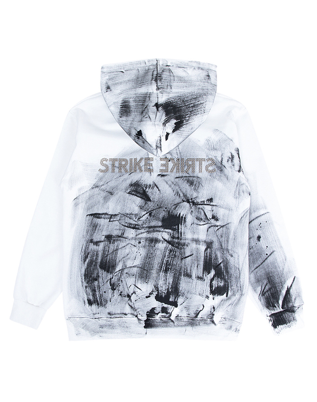 스트라이크 Studded Logo Painting White Hoodie 착용컷