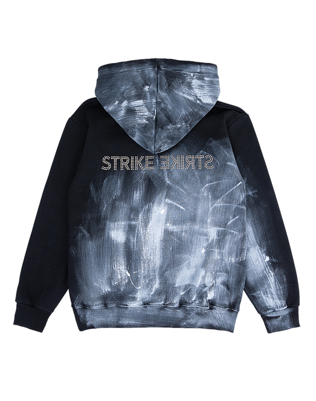 스트라이크 Studded Logo Painting Black Hoodie 착용컷