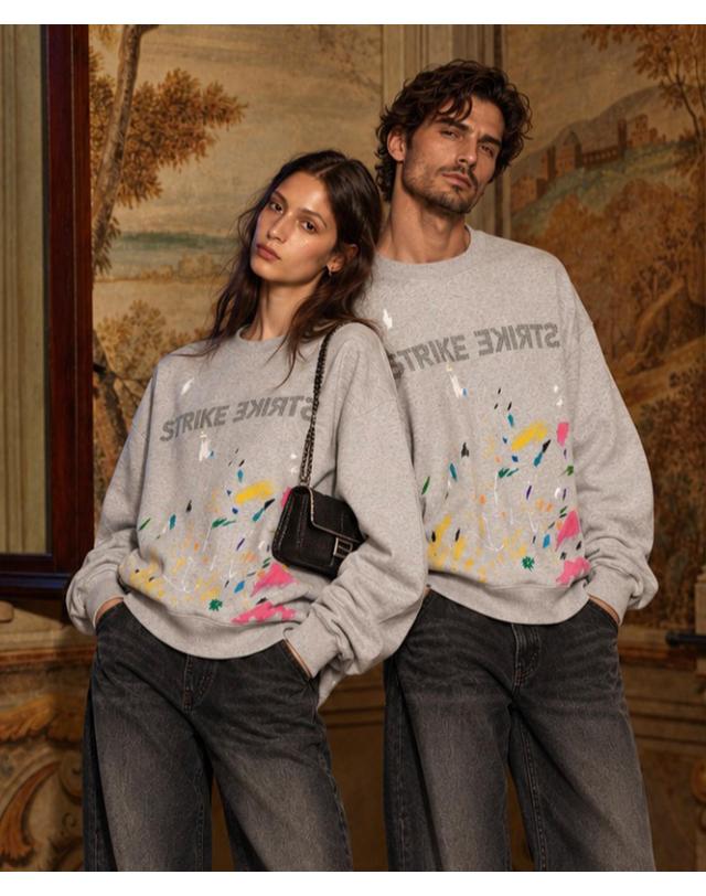 스트라이크 스터디드 페인트 액센트 스웨트셔츠 Studded Paint Accents Sweatshirt (GREY) 착용컷