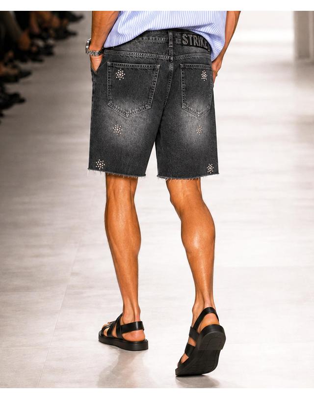 스트라이크 아틀리에 스터디드 데님 컷오프 쇼츠 Atelier Studded Denim Cut-Off Shorts (CHARCOAL) 착용컷