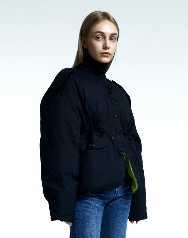 비스킷샵 V Neck Puffer jacket 네이비 착용컷