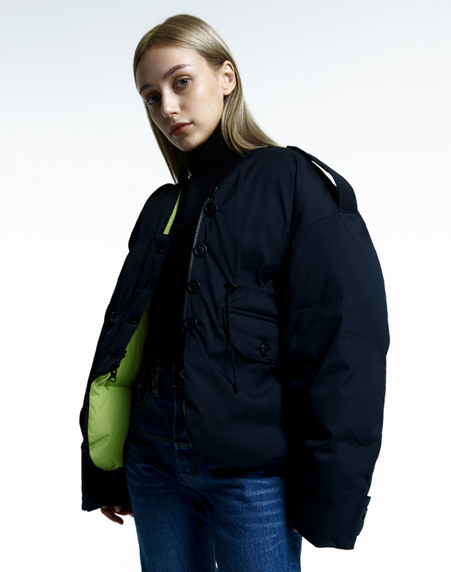 비스킷샵 V Neck Puffer jacket 네이비 착용컷