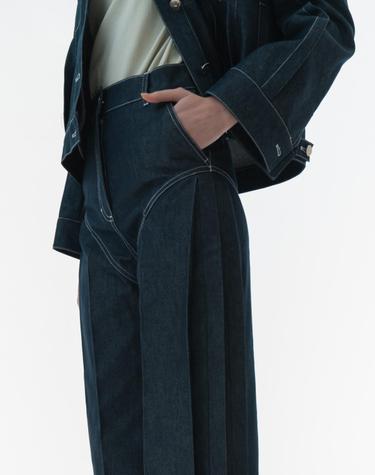 Side tuck detailed jean