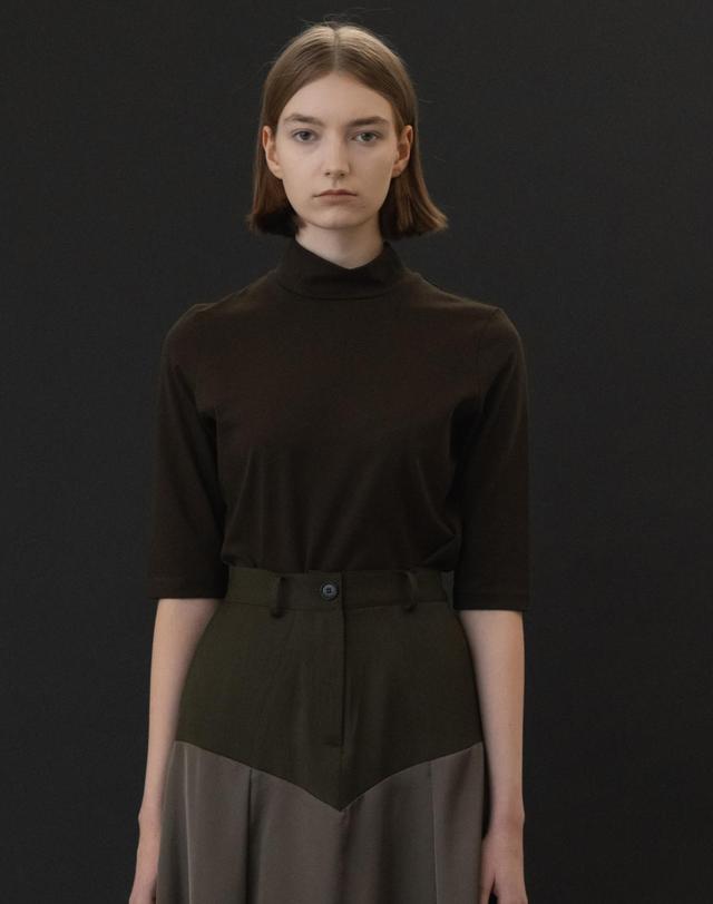 비스킷샵 Half sleeved mock neck T-shirt 착용컷