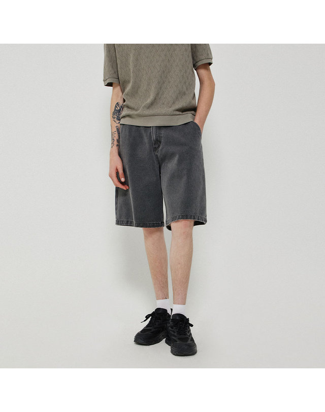 씨오큐 WASHED COTTON DENIM SHORTS_DARK GREY 착용컷