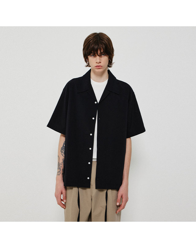 씨오큐 OPEN COLLAR STRING SHIRT_BLACK 착용컷
