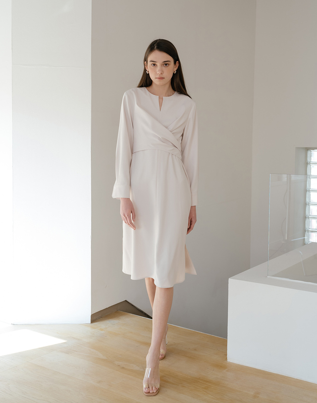 유니스 Ivory Overlay Dress 착용컷