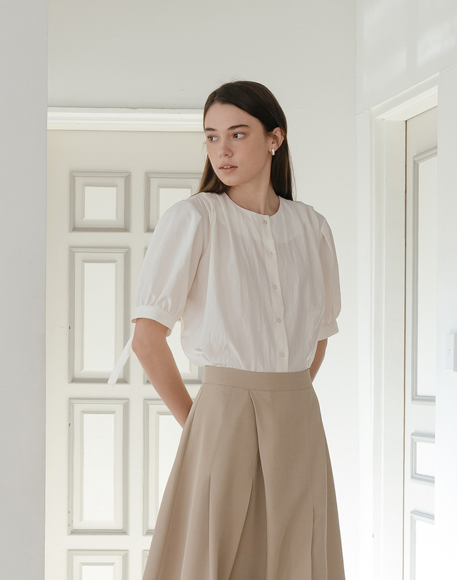 유니스 Ribbon Tie Pleated Blouse 착용컷