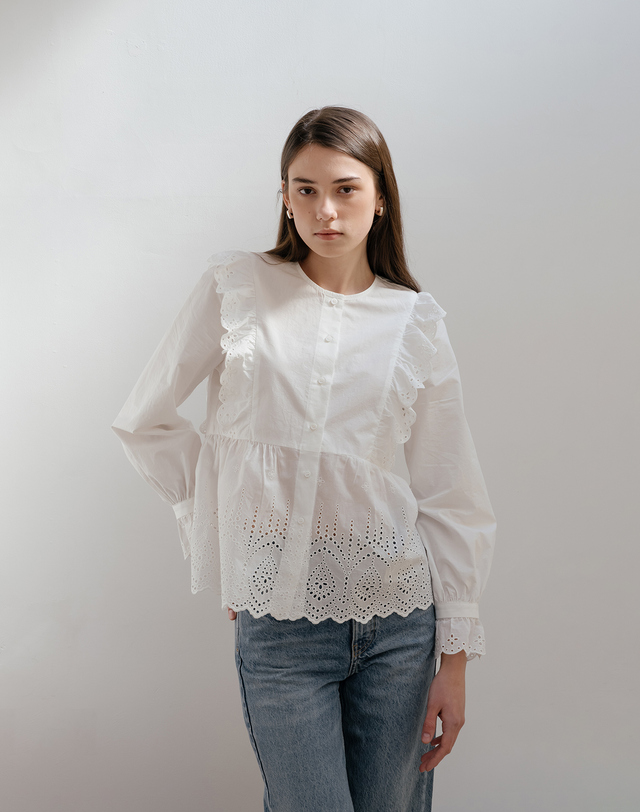 유니스 White Lace Trim Shirt 착용컷