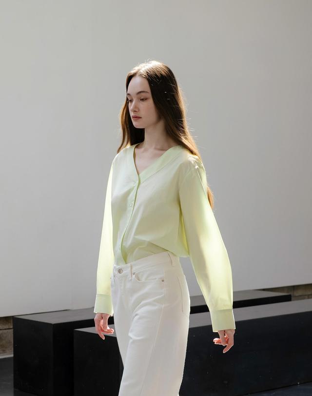 유니스 Light Green Y Neck Shirt 착용컷