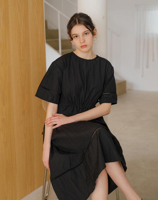 유니스 Crease Black String Dress 착용컷