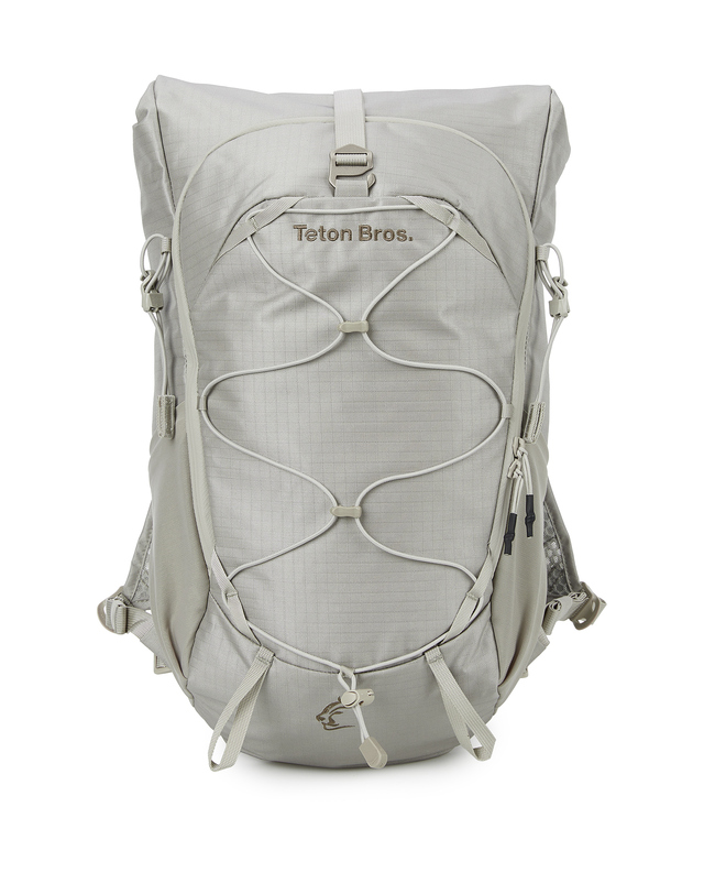 티톤 브로스 SCRAMBLING PACK 18L 밝은 베이지 착용컷