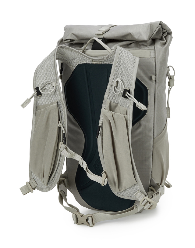 티톤 브로스 SCRAMBLING PACK 18L 밝은 베이지 착용컷