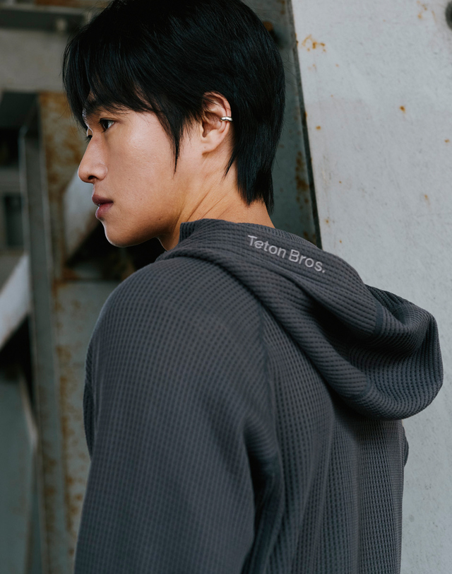 티톤 브로스 Power Dry Mesh Hoody 차콜 그레이 착용컷
