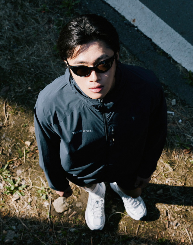 티톤 브로스 [러닝용]AirLight Windbreaker 진한 네이비 착용컷