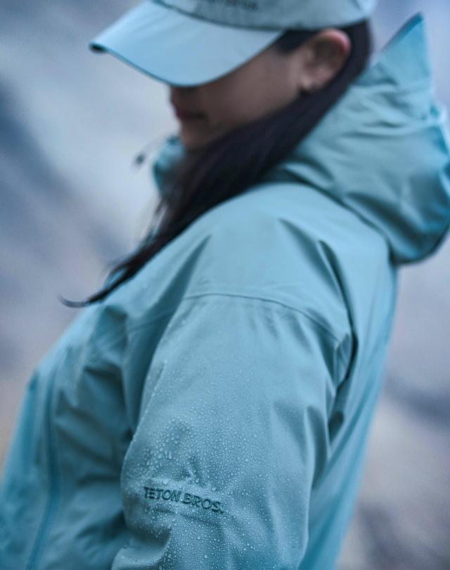 티톤 브로스 Zero-G 3L Jacket 밝은 초록 착용컷