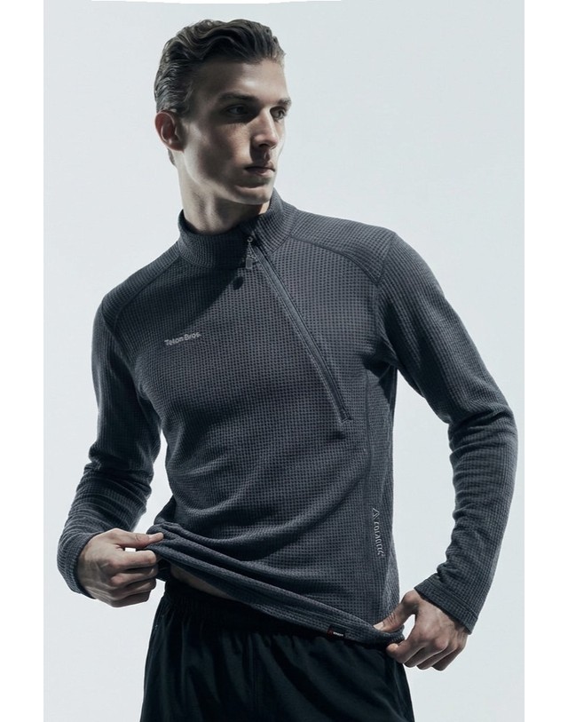 티톤 브로스 Power Dry Mesh Zip Tee 차콜 그레이 착용컷