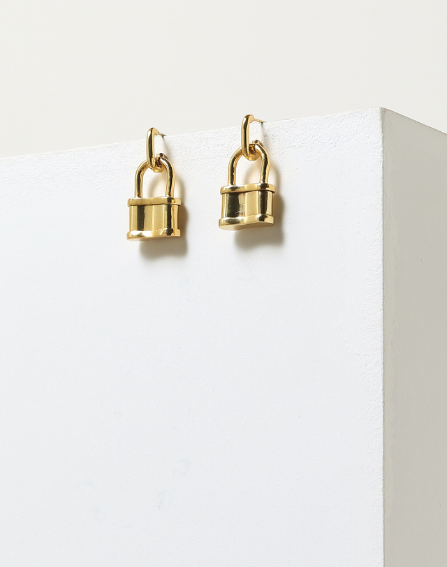 빠투 골드 장식 귀걸이 착용컷