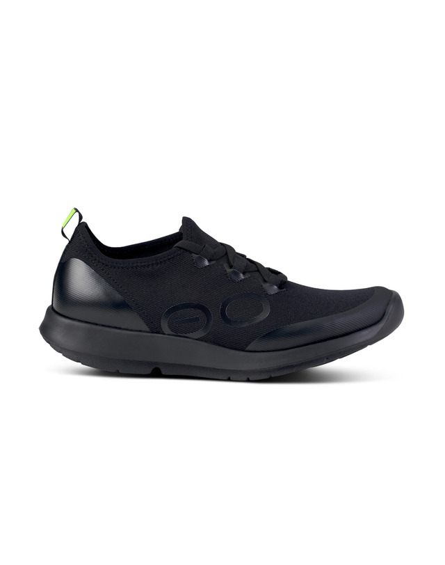 우포스 [공식수입][OOmg Sport Lace] 올블랙 여성 운동화 착용컷