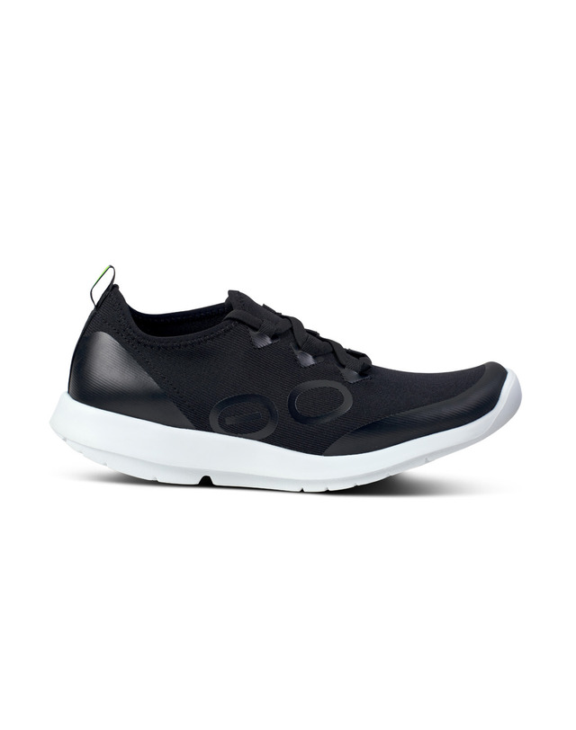우포스 [공식수입][OOmg Sport Lace] 블랙 여성 운동화 착용컷
