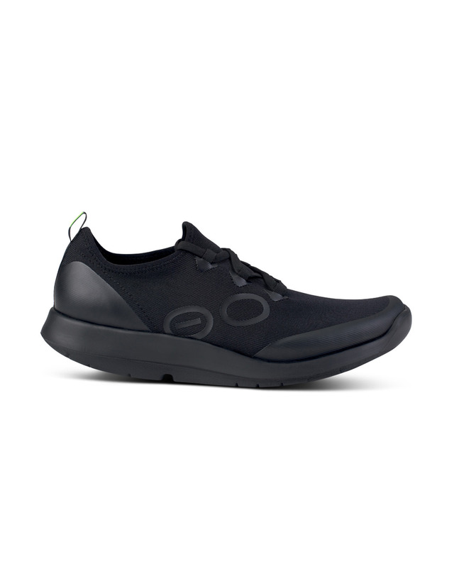 우포스 [공식수입][OOmg Sport Lace] 올블랙 남성 운동화 착용컷