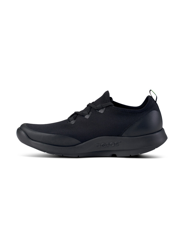 우포스 [공식수입][OOmg Sport Lace] 올블랙 남성 운동화 착용컷