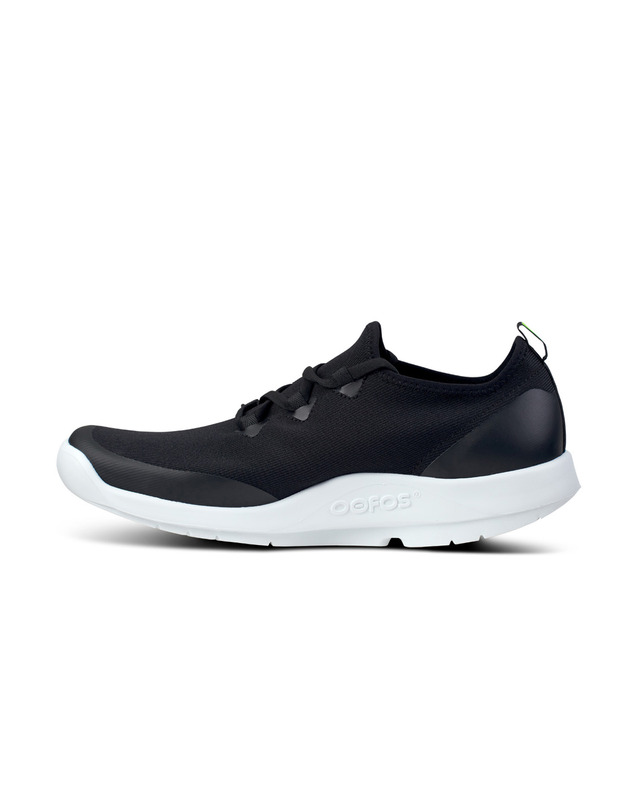 우포스 [OOmg Sport Lace] 블랙 남성 운동화 착용컷