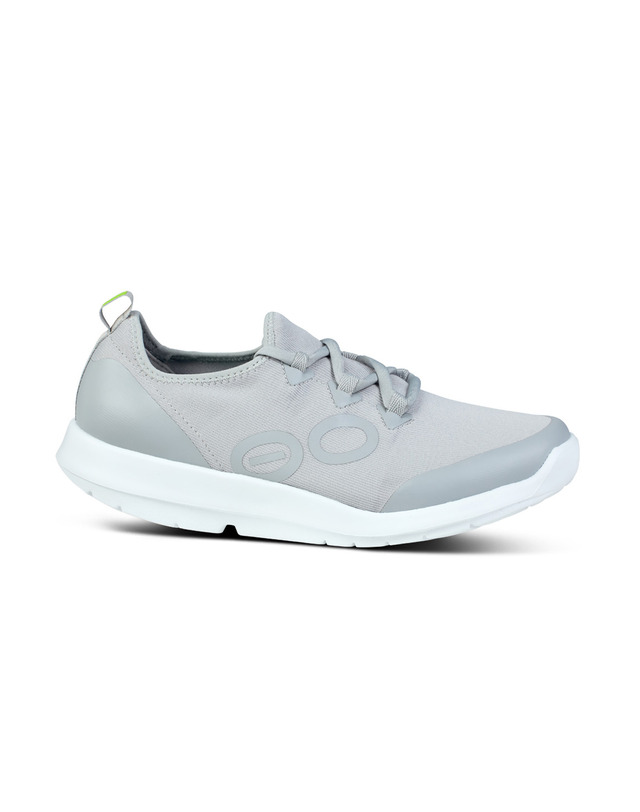 우포스 [공식수입][OOmg Sport Lace] 진한 그레이 남성 운동화 착용컷