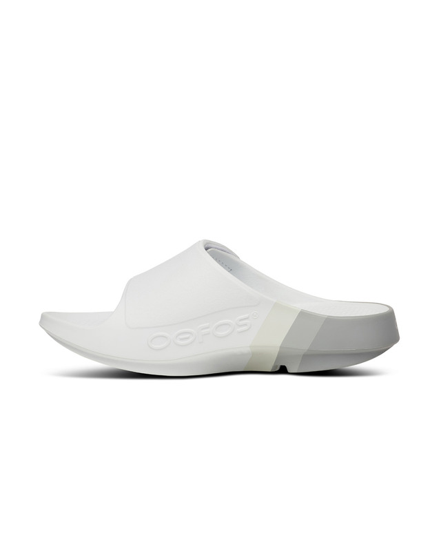 우포스 [250size][공식수입][OOahh Sport Flex] 밝은 그레이 남여공용 슬라이드 착용컷