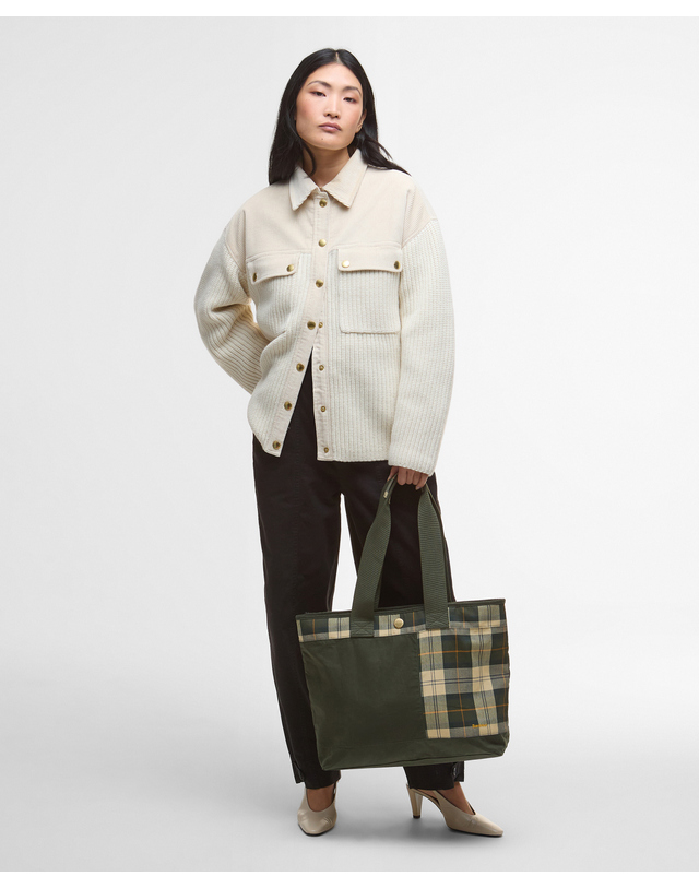 바버 여성 카키 Mya Patchwork 토트백 진한 초록 착용컷