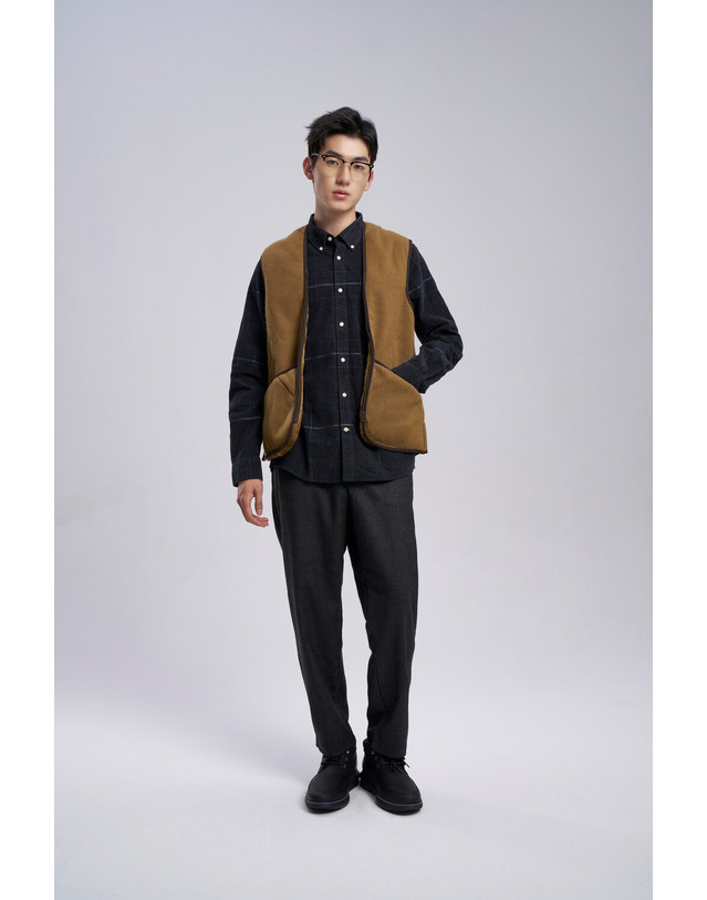 바버 남성 브라운 Warm Pile Waistcoat Zip-In 베스트 착용컷