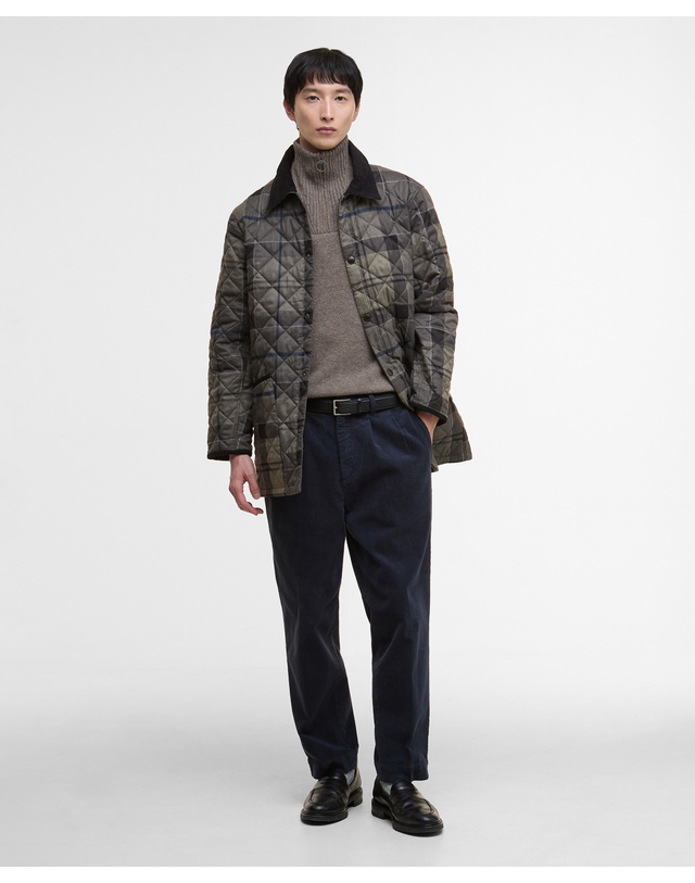 바버 남성 네이비 타탄 Liddesdale 퀼팅자켓 착용컷
