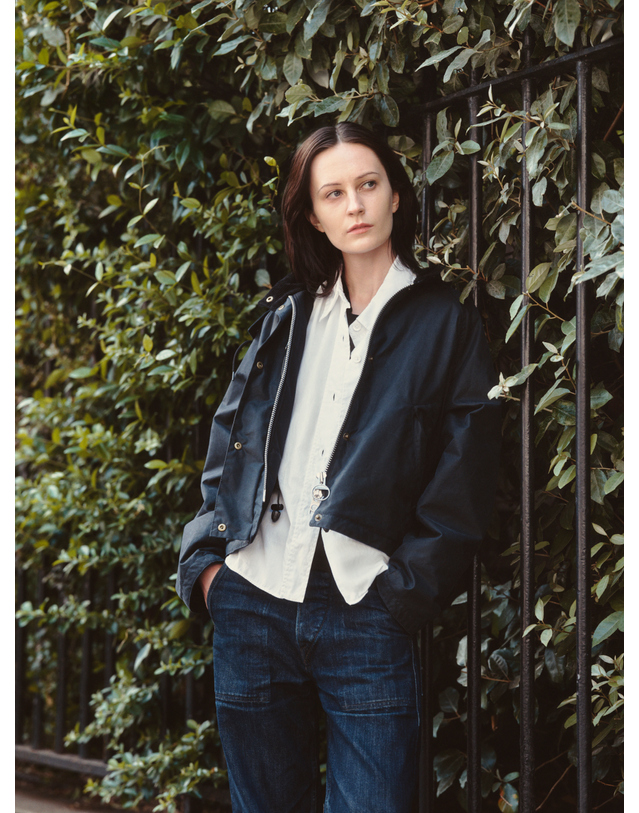 바버 [Barbour x Margaret Howell] 여성 네이비 Transport 자켓 착용컷