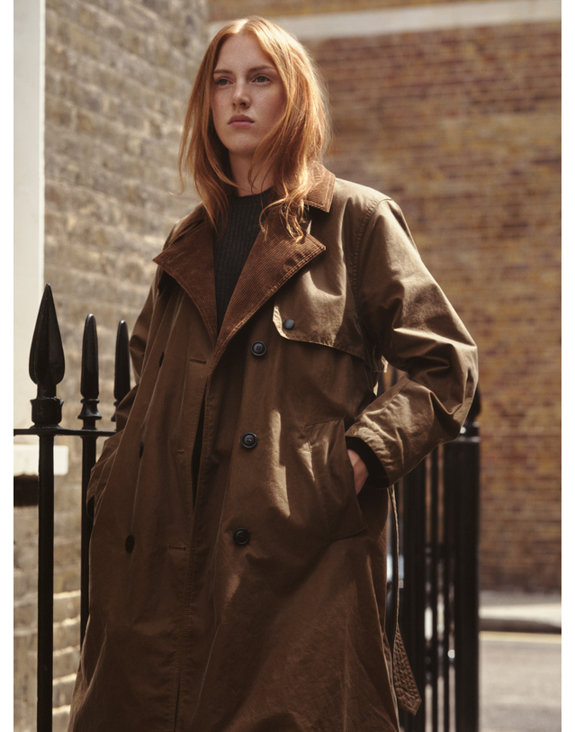 바버 [Barbour x Margaret Howell] 여성 베이지 DB 왁스 트렌치 코트 진한 베이지 착용컷