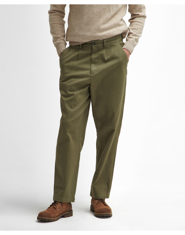 바버 남성 올리브 Washed Stretch Twill Relaxed 팬츠 진한 연두 착용컷