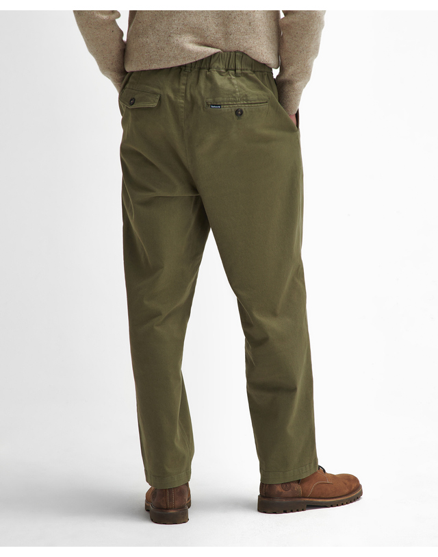 바버 남성 올리브 Washed Stretch Twill Relaxed 팬츠 진한 연두 착용컷