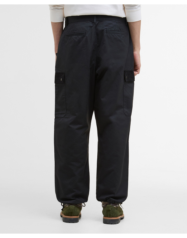 바버 남성 블랙 Silverbay OS Twill 팬츠 착용컷