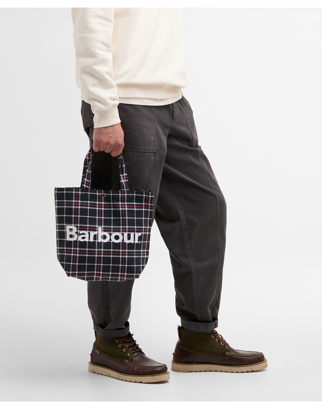 바버 남여공용 네이비 Mini Telfield Tartan 토트백 착용컷