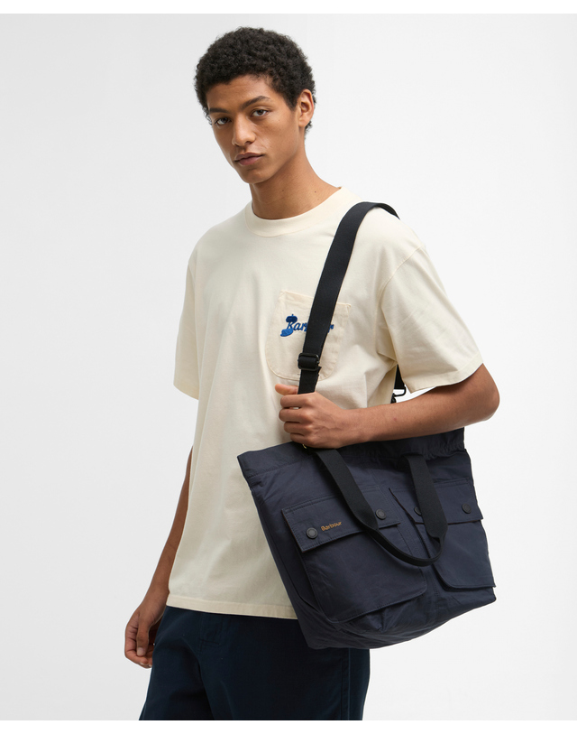 바버 남여공용 네이비 Transport Carry All 토트백 착용컷