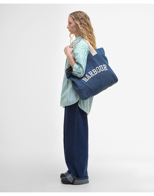 바버 여성 블루 Emily Denim 토트백 착용컷